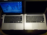 右：MacBook13インチ、左：MacBook Air
