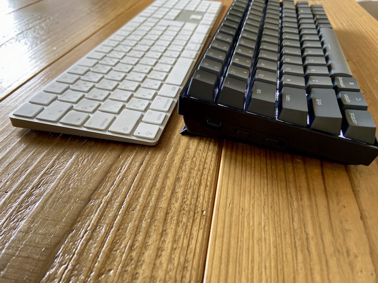 Keychron K2とテンキー付きApple Magic Keyboard 厚み比較